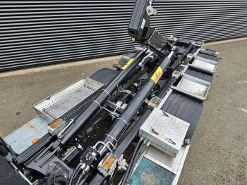 FMX 460 8x4*4 / HMF Z KRAAN + HYVA LIFT